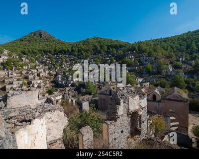 Un antico villaggio greco conosciuto come Kayakoy o Levissi. Chiese e case storiche. Una città fantasma vicino a Fethiye. Viaggiando nella città turca di Mugla Foto Stock