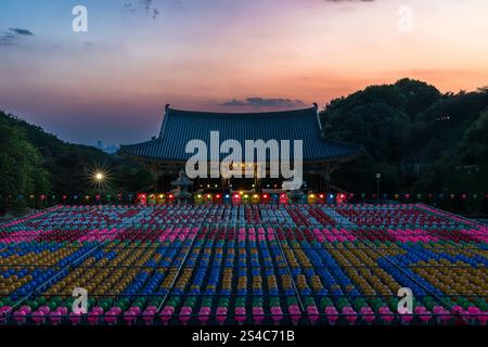 Cheonan-si, Chungcheongnam-do, Corea del Sud - 1 maggio 2024: Un tempio tranquillo di notte con belle lanterne preparate per le cerimonie buddiste. Foto Stock