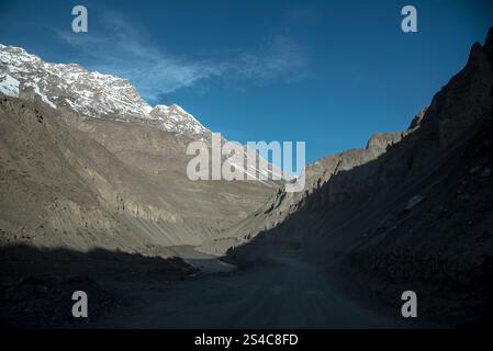 Splendida vista dell'arido paesaggio della valle di Spiti lungo il percorso di Kaza, Himachal Pradesh, India. Foto Stock