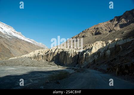 Splendida vista dell'arido paesaggio della valle di Spiti lungo il percorso di Kaza, Himachal Pradesh, India. Foto Stock