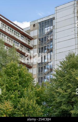 Sanatorio abbandonato. Edificio a piu' piani con finestre e balconi. Modernismo nell'architettura degli anni '1960 Ucraina, Truskavets vecchio resort hotel Foto Stock