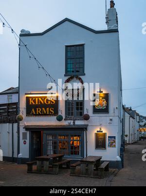 Il Kings Arms Public House a Teignmouth, Devon, Regno Unito. Vista esterna dell'ingresso e della corsia adiacente. Foto Stock