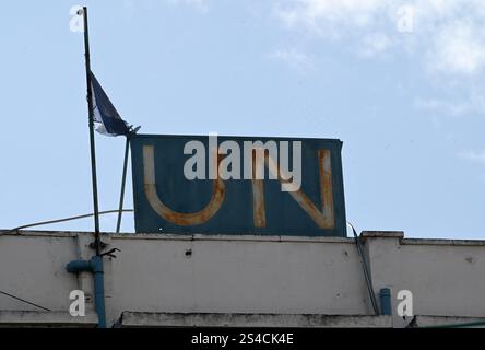 Una bandiera delle Nazioni Unite macchiata vola fuori dall'UNRWA, United Nations Relief and Works Agency, scuola femminile nel campo profughi di Deheisheh vicino a Betlemme, in Cisgiordania, domenica 5 gennaio 2025. Il futuro delle operazioni umanitarie dell'UNRWA a favore dei rifugiati palestinesi è in discussione, in quanto il termine per l'entrata in vigore alla fine del mese della legge approvata dalla Knesset israeliana alla fine di ottobre che vieterà all'UNRWA di lavorare in Israele e a Gerusalemme Est o qualsiasi contatto da parte di Israele con l'agenzia delle Nazioni Unite. Il governo israeliano sostiene che membri del personale dell'UNRWA abbiano partecipato al massacro di Hamas Foto Stock