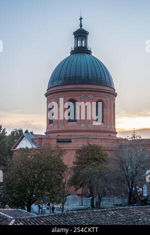 Dome de la Grave e san Pierre bridge al tramonto, fiume Garonne, Pont Saint Pierre,Toulouse, Haute-Garonne, Occitanie, Francia Foto Stock