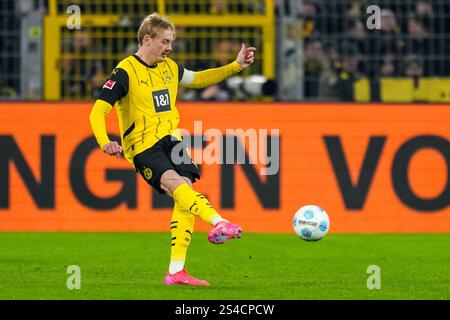 DORTMUND, GERMANIA - 10 GENNAIO: Julian Brandt del Borussia Dortmund passa il pallone durante la partita di Bundesliga tra Borussia Dortmund e Bayer 04 Leverkusen al Signal Iduna Park il 10 gennaio 2025 a Dortmund, Germania. (Foto di René Nijhuis/MB Media) Foto Stock