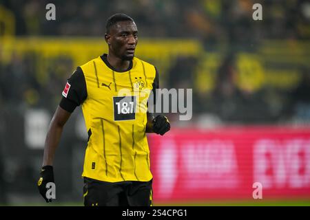 DORTMUND, GERMANIA - 10 GENNAIO: Serhou Guirassy del Borussia Dortmund guarda avanti durante la partita di Bundesliga tra Borussia Dortmund e Bayer 04 Leverkusen al Signal Iduna Park il 10 gennaio 2025 a Dortmund, Germania. (Foto di René Nijhuis/MB Media) Foto Stock