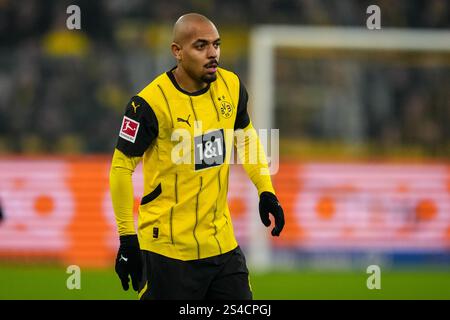 DORTMUND, GERMANIA - 10 GENNAIO: Donyell Malen del Borussia Dortmund guarda durante la partita di Bundesliga tra Borussia Dortmund e Bayer 04 Leverkusen al Signal Iduna Park il 10 gennaio 2025 a Dortmund, Germania. (Foto di René Nijhuis/MB Media) Foto Stock