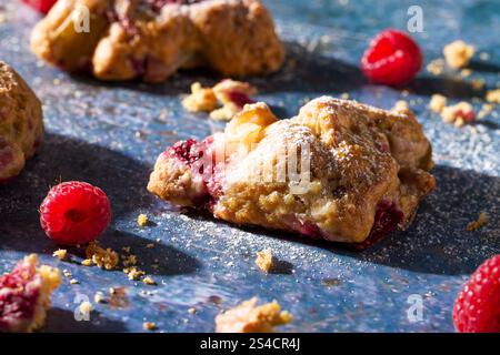 Scones di pera e lamponi. Pasticcini freschi. Foto Stock