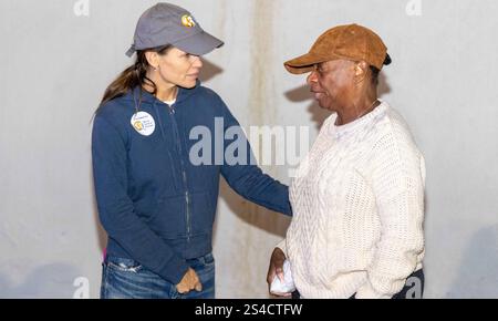 Pacific Palisades, California, Stati Uniti. 10 gennaio 2025. Il volontario e l'attrice Jennifer Garner della WCK volontaria per la World Central Kitchen (WCK) e conforta una donna colpita dall'incendio. La WCK è lì per sfamare le vittime del fuoco californiano e chiunque venga per un pasto caldo e l'assistenza alla comunità. (Immagine di credito: © Amy Katz/ZUMA Press Wire) SOLO PER USO EDITORIALE! Non per USO commerciale! Foto Stock