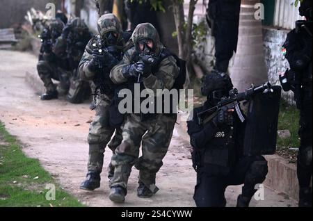 Prayagraj, Uttar Pradesh, India. 11 gennaio 2025. Il commando della Guardia di sicurezza Nazionale (NSG) ha condotto un simulatore come preparazione per il Maha Kumbh 2025, al Boat Club di Prayagraj. (Credit Image: © Prabhat Kumar Verma/ZUMA Press Wire) SOLO PER USO EDITORIALE! Non per USO commerciale! Foto Stock