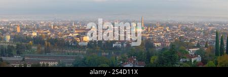 Panorama di Vicenza al mattino con la Basilica Paladiana. Foto Stock