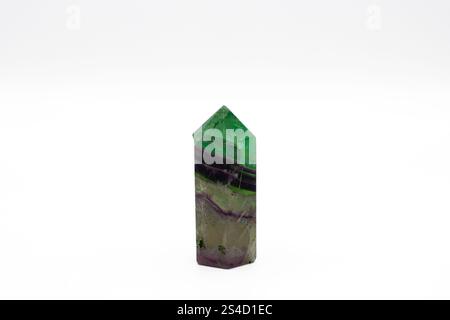 Baguette in cristallo di fluorite isolata su sfondo bianco Foto Stock