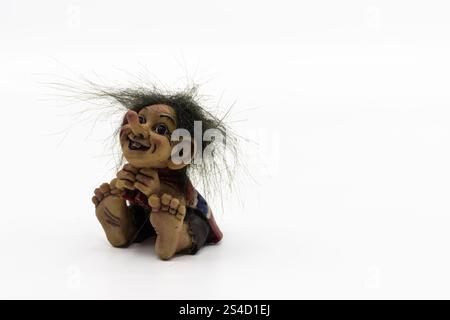 Divertente e carino troll giocattolo. Troll figurine su sfondo bianco Foto Stock