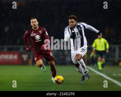 Torino, Italia. 11 gennaio 2025. Weston McKennie della Juventus FC e Nikola Vlasic del Torino FC durante la stagione 2024/25, partita di calcio tra Torino FC e Juventus FC l'11 gennaio 2025 allo Stadio Olimpico "grande Torino", Torino. Crediti: Nderim Kaceli/Alamy Live News Foto Stock