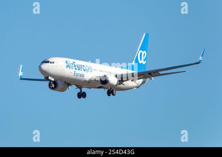 Aeroporto di Madrid. Avión de Línea Boeing 737 de la aerolínea Air Europa Express aterrizando. Foto Stock