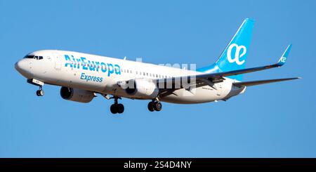 Aeroporto di Madrid. Avión de Línea Boeing 737 de la aerolínea Air Europa Express aterrizando. Foto Stock