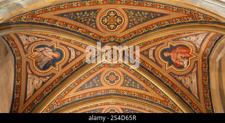 VIENNA, AUSTIRA - JUNI 24, 2021: L'affresco a soffitto degli angeli nella chiesa Votivkirche dei fratelli Carl e Franz Jobst dalla fine del 19. centesimi. Foto Stock