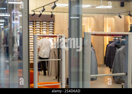 Cancello di ingresso dello scanner per prevenire furti nei negozi di abbigliamento. Un cancello d'ingresso scanner all'avanguardia progettato per prevenire furti nei negozi di abbigliamento Foto Stock