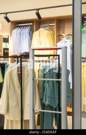Un cancello d'ingresso scanner all'avanguardia progettato per prevenire furti nei negozi di abbigliamento, garantendo sicurezza e tranquillità per i rivenditori e i clienti Foto Stock