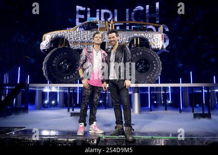 Die Zauberkünstler Christian Ehrlich l und Andreas Ehrlich, bekannt als Die Ehrlich Brothers, posieren vor einem Monster Truck im Rahmen ihrer Show Diamonds - Die besten Illusionen aus 10 Jahren in der Lanxess-Arena. Köln, 11.01.2025 NRW Deutschland *** i maghi Christian Ehrlich l e Andreas Ehrlich, noti come fratelli Ehrlich, posano di fronte a un mostro camion come parte del loro spettacolo Diamonds le migliori illusioni dei 10 anni nella Lanxess Arena di Colonia, 11 01 2025 NRW Germania Copyright: XChristophxHardtx Foto Stock