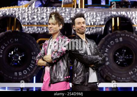 Die Zauberkünstler Christian Ehrlich l und Andreas Ehrlich, bekannt als Die Ehrlich Brothers, posieren vor einem Monster Truck im Rahmen ihrer Show Diamonds - Die besten Illusionen aus 10 Jahren in der Lanxess-Arena. Köln, 11.01.2025 NRW Deutschland *** i maghi Christian Ehrlich l e Andreas Ehrlich, noti come fratelli Ehrlich, posano di fronte a un mostro camion come parte del loro spettacolo Diamonds le migliori illusioni dei 10 anni nella Lanxess Arena di Colonia, 11 01 2025 NRW Germania Copyright: XChristophxHardtx Foto Stock