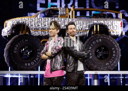 Die Zauberkünstler Christian Ehrlich l und Andreas Ehrlich, bekannt als Die Ehrlich Brothers, posieren vor einem Monster Truck im Rahmen ihrer Show Diamonds - Die besten Illusionen aus 10 Jahren in der Lanxess-Arena. Köln, 11.01.2025 NRW Deutschland *** i maghi Christian Ehrlich l e Andreas Ehrlich, noti come fratelli Ehrlich, posano di fronte a un mostro camion come parte del loro spettacolo Diamonds le migliori illusioni dei 10 anni nella Lanxess Arena di Colonia, 11 01 2025 NRW Germania Copyright: XChristophxHardtx Foto Stock