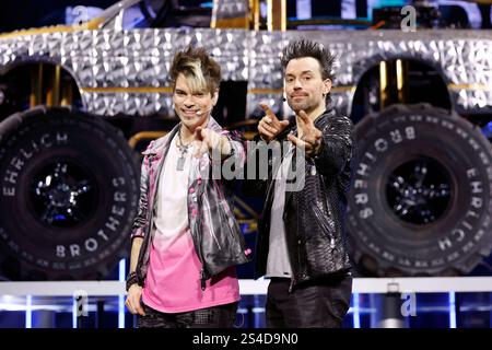 Die Zauberkünstler Christian Ehrlich l und Andreas Ehrlich, bekannt als Die Ehrlich Brothers, posieren vor einem Monster Truck im Rahmen ihrer Show Diamonds - Die besten Illusionen aus 10 Jahren in der Lanxess-Arena. Köln, 11.01.2025 NRW Deutschland *** i maghi Christian Ehrlich l e Andreas Ehrlich, noti come fratelli Ehrlich, posano di fronte a un mostro camion come parte del loro spettacolo Diamonds le migliori illusioni dei 10 anni nella Lanxess Arena di Colonia, 11 01 2025 NRW Germania Copyright: XChristophxHardtx Foto Stock