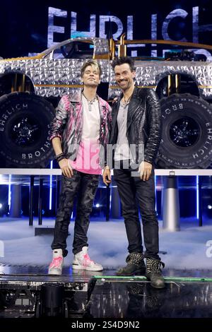 Die Zauberkünstler Christian Ehrlich l und Andreas Ehrlich, bekannt als Die Ehrlich Brothers, posieren vor einem Monster Truck im Rahmen ihrer Show Diamonds - Die besten Illusionen aus 10 Jahren in der Lanxess-Arena. Köln, 11.01.2025 NRW Deutschland *** i maghi Christian Ehrlich l e Andreas Ehrlich, noti come fratelli Ehrlich, posano di fronte a un mostro camion come parte del loro spettacolo Diamonds le migliori illusioni dei 10 anni nella Lanxess Arena di Colonia, 11 01 2025 NRW Germania Copyright: XChristophxHardtx Foto Stock