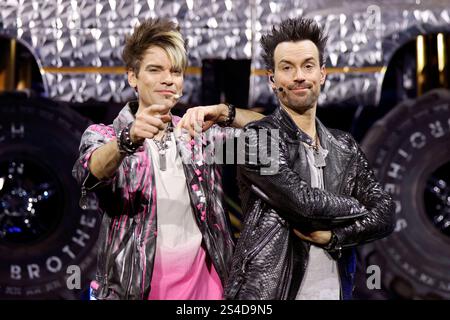 Die Zauberkünstler Christian Ehrlich l und Andreas Ehrlich, bekannt als Die Ehrlich Brothers, posieren vor einem Monster Truck im Rahmen ihrer Show Diamonds - Die besten Illusionen aus 10 Jahren in der Lanxess-Arena. Köln, 11.01.2025 NRW Deutschland *** i maghi Christian Ehrlich l e Andreas Ehrlich, noti come fratelli Ehrlich, posano di fronte a un mostro camion come parte del loro spettacolo Diamonds le migliori illusioni dei 10 anni nella Lanxess Arena di Colonia, 11 01 2025 NRW Germania Copyright: XChristophxHardtx Foto Stock