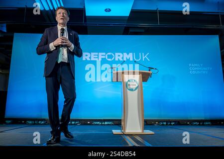 Surrey, Regno Unito. 10 gennaio 2025. Richard Tice, Vice leader del Reform UK, si rivolge a centinaia di membri alla conferenza sud-est del partito al Sandown Racecourse nel Surrey, Esher. Il partito di riforma cerca di sfruttare lo slancio delle elezioni generali nel tentativo di conquistare centinaia di seggi nelle elezioni locali alla fine di quest'anno. Crediti: Guy Corbishley/Alamy Live News Foto Stock