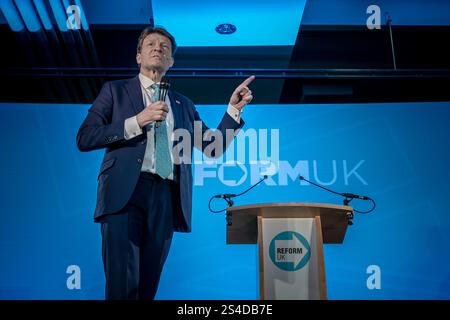 Surrey, Regno Unito. 10 gennaio 2025. Richard Tice, Vice leader del Reform UK, si rivolge a centinaia di membri alla conferenza sud-est del partito al Sandown Racecourse nel Surrey, Esher. Il partito di riforma cerca di sfruttare lo slancio delle elezioni generali nel tentativo di conquistare centinaia di seggi nelle elezioni locali alla fine di quest'anno. Crediti: Guy Corbishley/Alamy Live News Foto Stock
