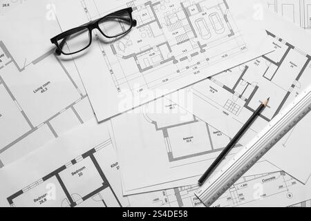 Diversi disegni architettonici, vetri, righello e matita, vista dall'alto Foto Stock