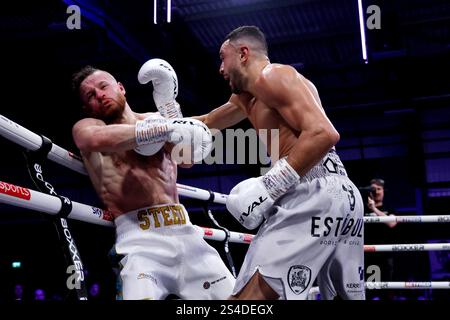 Steed Woodall viene abbattuto da Callum Simpson (a destra) durante il British, Commonwealth & WBA Continental Super Middleweight Championship alla Canon Medical Arena di Sheffield. Data foto: Sabato 11 gennaio 2025. Foto Stock