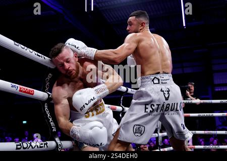 Steed Woodall viene abbattuto da Callum Simpson (a destra) durante il British, Commonwealth & WBA Continental Super Middleweight Championship alla Canon Medical Arena di Sheffield. Data foto: Sabato 11 gennaio 2025. Foto Stock