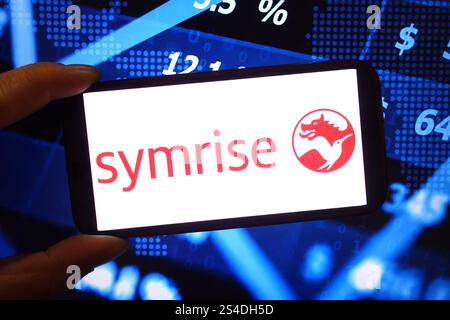 Polonia. 9 gennaio 2025. In questa immagine, il logo aziendale Symrise viene visualizzato sullo schermo di uno smartphone. (Credit Image: © Piotr Swat/SOPA Images via ZUMA Press Wire) SOLO PER USO EDITORIALE! Non per USO commerciale! Foto Stock