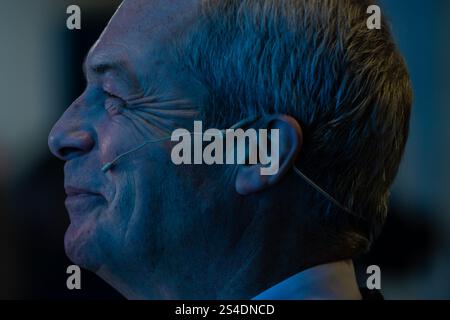 Surrey, Regno Unito. 10 gennaio 2025. Nigel Farage, leader della riforma del Regno Unito, si prepara a rivolgersi a centinaia di membri alla conferenza sud-est del partito al Sandown Racecourse nel Surrey, Esher. Il partito di riforma cerca di sfruttare lo slancio delle elezioni generali nel tentativo di conquistare centinaia di seggi nelle elezioni locali alla fine di quest'anno. Crediti: Guy Corbishley/Alamy Live News Foto Stock