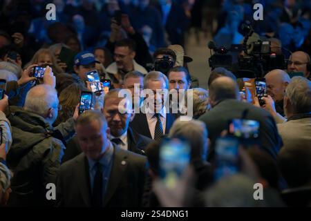 Surrey, Regno Unito. 10 gennaio 2025. Nigel Farage, leader della riforma del Regno Unito, arriva a parlare con centinaia di membri alla conferenza sud-est del partito al Sandown Racecourse nel Surrey, Esher. Il partito di riforma cerca di sfruttare lo slancio delle elezioni generali nel tentativo di conquistare centinaia di seggi nelle elezioni locali alla fine di quest'anno. Crediti: Guy Corbishley/Alamy Live News Foto Stock