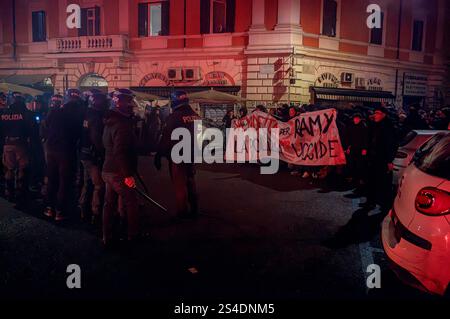 Manifestazione per Ramy Elgaml, ucciso durante l'inseguimento dei carabinieri a Milano ROMA, ITALIA - 11 GENNAIO: Scontri di polizia antisommossa con i manifestanti durante la protesta per Ramy Elgaml nel quartiere San Lorenzo l'11 gennaio 2025 a Roma, Italia. I manifestanti hanno manifestato contro la morte del diciannovenne Ramy Elgaml, ucciso a Milano il 24 novembre durante un incidente che coinvolgeva lo scooter che stava guidando e un carabinieri che presumibilmente ha speronato lo scooter. Roma Italia Copyright: XStefanoxMontesix Foto Stock