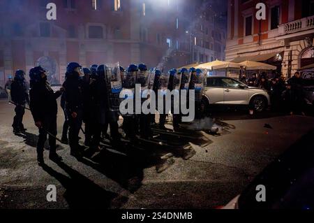 Manifestazione per Ramy Elgaml, ucciso durante l'inseguimento dei carabinieri a Milano ROMA, ITALIA - 11 GENNAIO: Scontri di polizia antisommossa con i manifestanti durante la protesta per Ramy Elgaml nel quartiere San Lorenzo l'11 gennaio 2025 a Roma, Italia. I manifestanti hanno manifestato contro la morte del diciannovenne Ramy Elgaml, ucciso a Milano il 24 novembre durante un incidente che coinvolgeva lo scooter che stava guidando e un carabinieri che presumibilmente ha speronato lo scooter. Roma Italia Copyright: XStefanoxMontesix Foto Stock