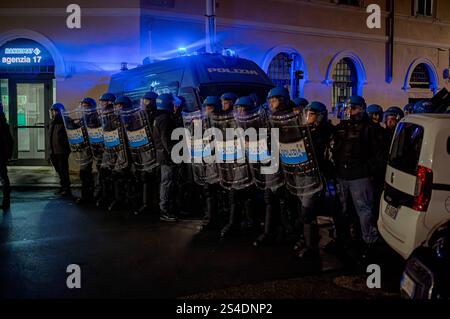 Manifestazione per Ramy Elgaml, ucciso durante l'inseguimento dei carabinieri a Milano ROMA, ITALIA - 11 GENNAIO: Scontri di polizia antisommossa con i manifestanti durante la protesta per Ramy Elgaml nel quartiere San Lorenzo l'11 gennaio 2025 a Roma, Italia. I manifestanti hanno manifestato contro la morte del diciannovenne Ramy Elgaml, ucciso a Milano il 24 novembre durante un incidente che coinvolgeva lo scooter che stava guidando e un carabinieri che presumibilmente ha speronato lo scooter. Roma Italia Copyright: XStefanoxMontesix Foto Stock