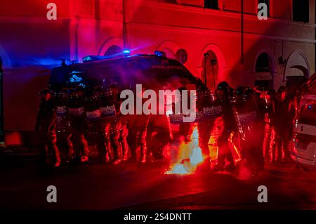 Manifestazione per Ramy Elgaml, ucciso durante l'inseguimento dei carabinieri a Milano ROMA, ITALIA - 11 GENNAIO: Scontri di polizia antisommossa con i manifestanti durante la protesta per Ramy Elgaml nel quartiere San Lorenzo l'11 gennaio 2025 a Roma, Italia. I manifestanti hanno manifestato contro la morte del diciannovenne Ramy Elgaml, ucciso a Milano il 24 novembre durante un incidente che coinvolgeva lo scooter che stava guidando e un carabinieri che presumibilmente ha speronato lo scooter. Roma Italia Copyright: XStefanoxMontesix Foto Stock