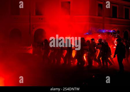 Manifestazione per Ramy Elgaml, ucciso durante l'inseguimento dei carabinieri a Milano ROMA, ITALIA - 11 GENNAIO: Scontri di polizia antisommossa con i manifestanti durante la protesta per Ramy Elgaml nel quartiere San Lorenzo l'11 gennaio 2025 a Roma, Italia. I manifestanti hanno manifestato contro la morte del diciannovenne Ramy Elgaml, ucciso a Milano il 24 novembre durante un incidente che coinvolgeva lo scooter che stava guidando e un carabinieri che presumibilmente ha speronato lo scooter. Roma Italia Copyright: XStefanoxMontesix Foto Stock