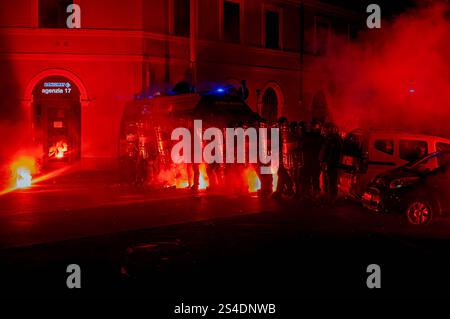 Manifestazione per Ramy Elgaml, ucciso durante l'inseguimento dei carabinieri a Milano ROMA, ITALIA - 11 GENNAIO: Scontri di polizia antisommossa con i manifestanti durante la protesta per Ramy Elgaml nel quartiere San Lorenzo l'11 gennaio 2025 a Roma, Italia. I manifestanti hanno manifestato contro la morte del diciannovenne Ramy Elgaml, ucciso a Milano il 24 novembre durante un incidente che coinvolgeva lo scooter che stava guidando e un carabinieri che presumibilmente ha speronato lo scooter. Roma Italia Copyright: XStefanoxMontesix Foto Stock