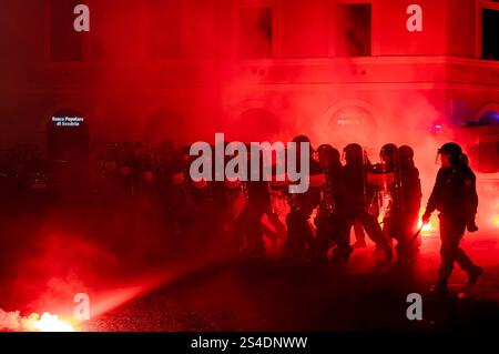 Manifestazione per Ramy Elgaml, ucciso durante l'inseguimento dei carabinieri a Milano ROMA, ITALIA - 11 GENNAIO: Scontri di polizia antisommossa con i manifestanti durante la protesta per Ramy Elgaml nel quartiere San Lorenzo l'11 gennaio 2025 a Roma, Italia. I manifestanti hanno manifestato contro la morte del diciannovenne Ramy Elgaml, ucciso a Milano il 24 novembre durante un incidente che coinvolgeva lo scooter che stava guidando e un carabinieri che presumibilmente ha speronato lo scooter. Roma Italia Copyright: XStefanoxMontesix Foto Stock