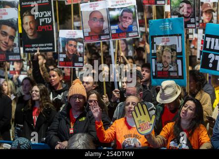 Tel Aviv, Israele. 11 gennaio 2025. Gli israeliani ascoltano i discorsi nella "Piazza degli ostaggi" di Tel Aviv, Israele, l'11 gennaio 2025, durante una manifestazione di massa per liberare i 98 ostaggi rimasti, vivi o morti. I colloqui per il rilascio dei 98 ostaggi ancora detenuti da Hamas nella Striscia di Gaza stanno progredendo tra i segnali che sono vicini a un accordo nove giorni prima che il presidente degli Stati Uniti eletto Donald Trump venga inaugurato. Foto di Jim Hollander/UPI credito: UPI/Alamy Live News Foto Stock