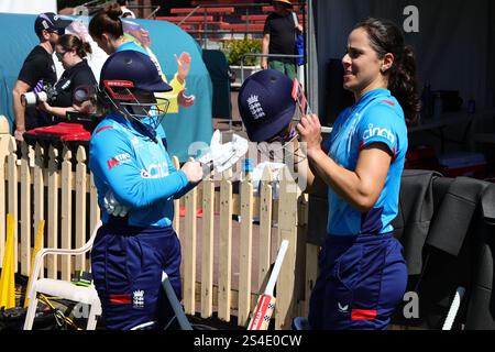 Sydney, Australia. 12 gennaio 2025. Tammy Beaumont dell'Inghilterra e Maia Bouchier dell'Inghilterra si preparano ad aprire la battuta durante il CommBank WomenÕs Ashes ODI Series match tra Australia Women e England Women al North Sydney Oval di Sydney, Australia, il 12 gennaio 2025. Foto di Peter Dovgan. Solo per uso editoriale, licenza richiesta per uso commerciale. Non utilizzare in scommesse, giochi o pubblicazioni di singoli club/campionato/giocatori. Crediti: UK Sports Pics Ltd/Alamy Live News Foto Stock