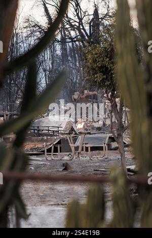 Gli equipaggi stanno continuando a lavorare per chiudere le linee del gas ad Altadena dopo l'incendio di Eaton Foto Stock