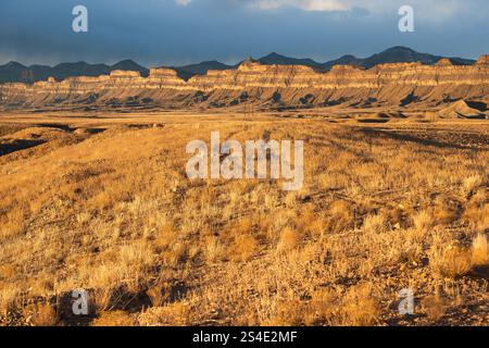 Punto di atterraggio vicino alla città fantasma di Woodside con vista sulla catena montuosa attraverso l'autostrada US 191 / Route 6 nella contea di Emery, Utah, USA al tramonto Foto Stock