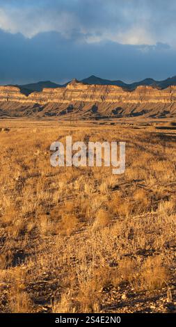 Punto di atterraggio vicino alla città fantasma di Woodside con vista sulla catena montuosa attraverso l'autostrada US 191 / Route 6 nella contea di Emery, Utah, USA al tramonto Foto Stock