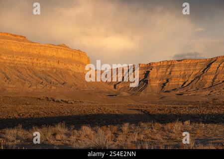 Punto di atterraggio vicino alla città fantasma di Woodside con vista sulla catena montuosa attraverso l'autostrada US 191 / Route 6 nella contea di Emery, Utah, USA al tramonto Foto Stock